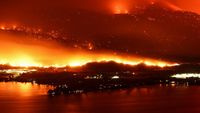 Penampakan Api Membara di Hutan Perbatasan AS-Kanada
