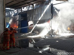 Kebakaran Pabrik Plastik Gresik, Damkar Semprot HRD karena Tak Punya Hidran