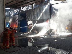 Kebakaran Pabrik Plastik Gresik, Damkar Semprot HRD karena Tak Punya Hidran Kebakaran Pabrik Plastik Gresik, Damkar Semprot HRD karena Tak Punya Hidran