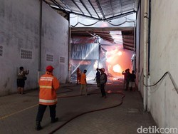 Pabrik Plastik di Gresik Terbakar, Pemadaman Sulit gegara Tak Ada Hidran