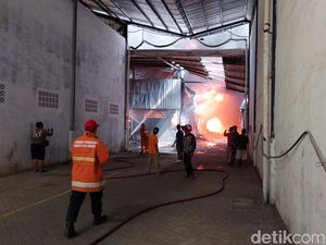 Pabrik Plastik di Gresik Terbakar, Pemadaman Sulit gegara Tak Ada Hidran Pabrik Plastik di Gresik Terbakar, Pemadaman Sulit gegara Tak Ada Hidran