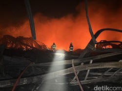 Hingga 7 Jam Kebakaran Pabrik Plastik Gresik Masih Belum Bisa Dipadamkan