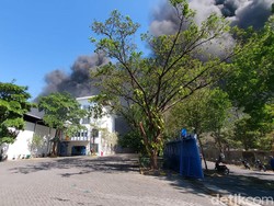 Pabrik Plastik di Kepatihan Gresik Terbakar