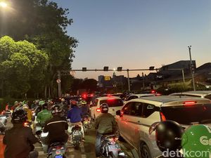 Jalan Depan RS Tarakan sampai Traffic Light Tomang Macet Parah!