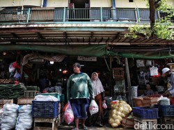 Dipaksa Jualan di Pasar Penampungan, Omzet Pedagang Turun Jauh