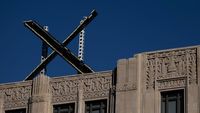 Logo X Raksasa Hiasi Gedung Markas Twitter San Francisco