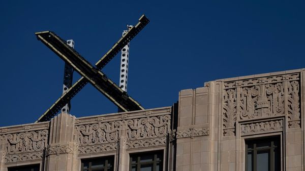 Logo X Raksasa Hiasi Gedung Markas Twitter San Francisco