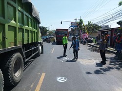 Gagal Salip Truk, Biker Gresik Tewas Terlindas