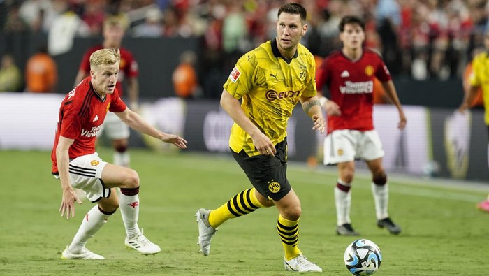 Jul 30, 2023; Las Vegas, Nevada, USA; Borussia Dortmund defender Niklas Sule (25) runs the ball against Manchester United midfielder Donny Van De Beek (34) during the first half at Allegiant Stadium. Mandatory Credit: Lucas Peltier-USA TODAY Sports