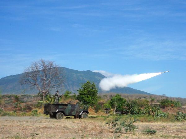 Manuver TNI Bergerak Menuju Sasaran Saat Latihan Gabungan