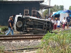 Kereta Api Tabrak Mobil Bawa Siswi SMP di Lampung