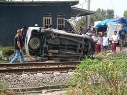 Kronologi Kereta Api Hantam Mobil Angkut Pelajar SMP di Lampung