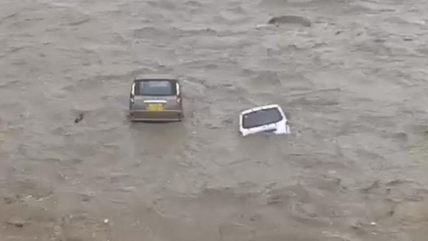 Mobil Tersapu Banjir Imbas Dahsyatnya Terjangan Topan Doksuri di China