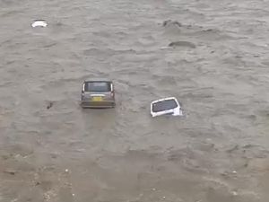 Mobil Tersapu Banjir Imbas Dahsyatnya Terjangan Topan Doksuri di China