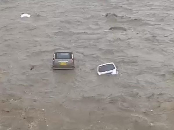 Mobil Tersapu Banjir Imbas Dahsyatnya Terjangan Topan Doksuri di China