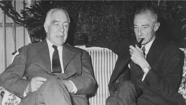 Niels Bohr (Kiri) dan Oppenheimer (Kanan)/ Foto: Sportkeeda Foto: Sportkeeda