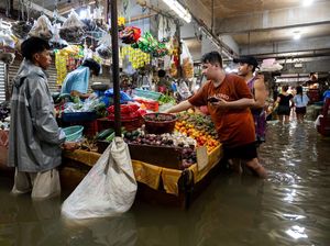 Pasar di Filipina Tetap Buka Meski Terendam Banjir Pasar di Filipina Tetap Buka Meski Terendam Banjir