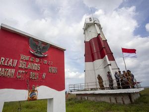 Bendera Merah Putih Berkibar di Perbatasan Laut Batam-Singapura