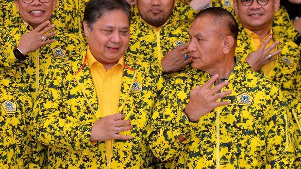 Ketua Umum Partai Golkar Airlangga Hartarto (tengah) didampingi Sekjen Lodewijk Freidrich Paulus (kiri) dan Bendahara Umum Dito Ganinduto (kanan) melakukan pertemuan dengan jajaran ketua Dewan Pimpinan Daerah (DPD) Partai Golkar Provinsi se-Indonesiadi kawasan Nusa Dua, Badung, Bali, Minggu (30/7/2023). Dalam pertemuan itu seluruh jajaran DPD Partai Golkar Provinsi se-Indonesia menyatakan menolak isu musyawarah nasional luar biasa (Munaslub) dan akan terus fokus memenangkan Golkar dalam Pemilu 2024 di bawah kepemimpinan Airlangga Hartarto. ANTARA FOTO/Fikri Yusuf/nz