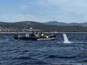 Heroik! Pesawat Mendarat Darurat di Laut, Demi Hindari Turis di Pantai