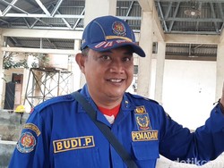 Momen Dramatis Petugas Damkar Copot Kaleng yang Jepit Kepala Balita