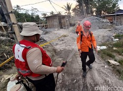 Cegah Infeksi, Tim Pencari Penambang Emas Banyumas Disemprot Disinfektan