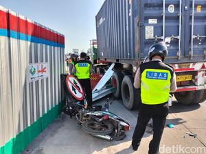 Tabrak Rambu Larangan Mendahului, Pemotor di Semarang Tewas saat Salip Truk Tabrak Rambu Larangan Mendahului, Pemotor di Semarang Tewas saat Salip Truk