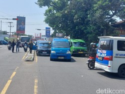 Truk Nyangkut di Jembatan Talang Bogor Dievakuasi, Lalin Ditutup Sementara