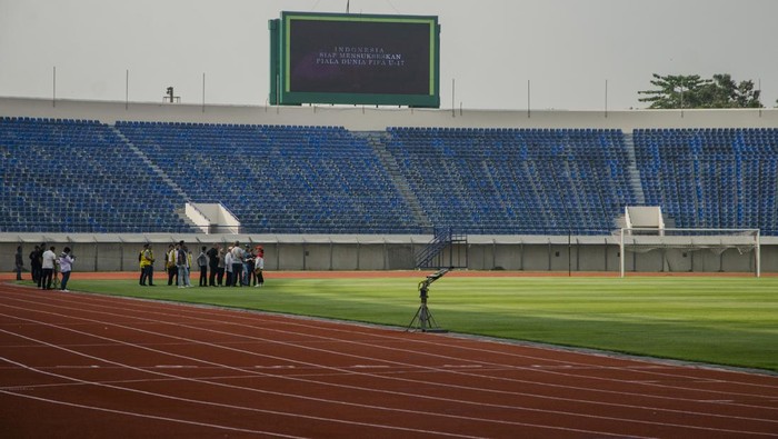 Suasana saat perwakilan Federasi Sepak Bola Internasional (FIFA) melakukan peninjauan dan pengecekan kesiapan di Stadion Si Jalak Harupat, Kabupaten Bandung, Jawa Barat, Minggu (30/7/2023). Delegasi FIFA tersebut melakukan peninjauan dengan didampingi perwakilan PSSI, Kementerian PUPR dan pengelola di sejumlah stadion utama hingga stadion latihan di kawasan Bandung Raya untuk memastikan kesiapan dan kelayakan fasilitas penyelenggaraan piala dunia sepak bola U-17. ANTARA FOTO/Novrian Arbi/nz