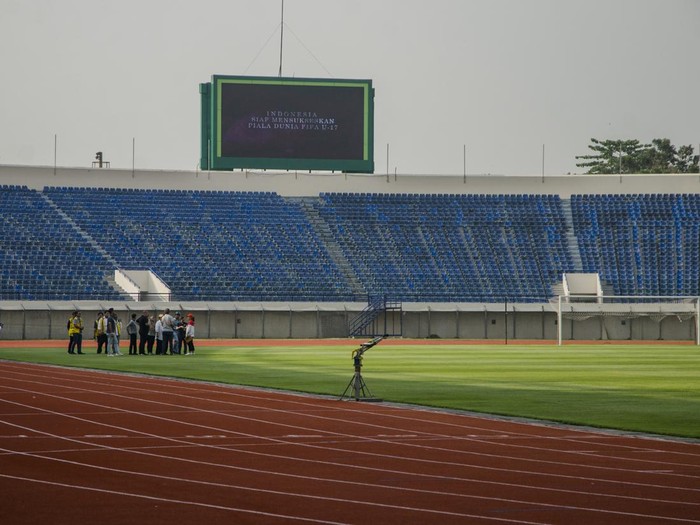 Suasana saat perwakilan Federasi Sepak Bola Internasional (FIFA) melakukan peninjauan dan pengecekan kesiapan di Stadion Si Jalak Harupat, Kabupaten Bandung, Jawa Barat, Minggu (30/7/2023). Delegasi FIFA tersebut melakukan peninjauan dengan didampingi perwakilan PSSI, Kementerian PUPR dan pengelola di sejumlah stadion utama hingga stadion latihan di kawasan Bandung Raya untuk memastikan kesiapan dan kelayakan fasilitas penyelenggaraan piala dunia sepak bola U-17. ANTARA FOTO/Novrian Arbi/nz