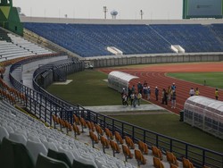 Suasana saat perwakilan Federasi Sepak Bola Internasional (FIFA) melakukan peninjauan dan pengecekan kesiapan di Stadion Si Jalak Harupat, Kabupaten Bandung, Jawa Barat, Minggu (30/7/2023). 