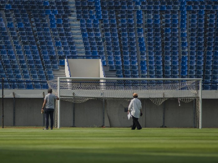 Suasana saat perwakilan Federasi Sepak Bola Internasional (FIFA) melakukan peninjauan dan pengecekan kesiapan di Stadion Si Jalak Harupat, Kabupaten Bandung, Jawa Barat, Minggu (30/7/2023). Delegasi FIFA tersebut melakukan peninjauan dengan didampingi perwakilan PSSI, Kementerian PUPR dan pengelola di sejumlah stadion utama hingga stadion latihan di kawasan Bandung Raya untuk memastikan kesiapan dan kelayakan fasilitas penyelenggaraan piala dunia sepak bola U-17. ANTARA FOTO/Novrian Arbi/nz