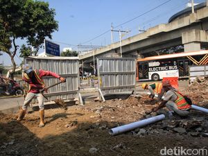 Progres Revitalisasi Trotoar di Kawasan Blok M Jelang KTT ke-43 ASEAN