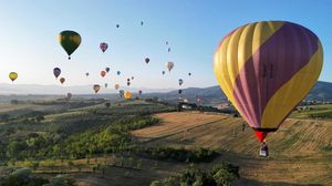Ratusan Balon Udara Warna-warni Berkompetisi di Italia, Seru Banget
