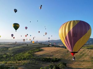 Ratusan Balon Udara Warna-warni Berkompetisi di Italia, Seru Banget