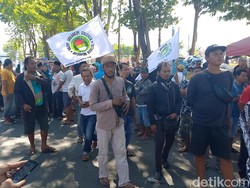 Ratusan Pedagang Pasar Srimangun yang Tolak Direlokasi Geruduk DPRD Sampang