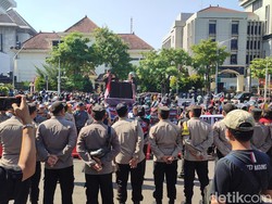 Tolak Skema Tanah Musnah UGR Tol Semarang-Demak, Warga Demo di Kantor Ganjar