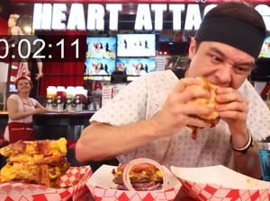 Nekat! 5 Orang Ini Lahap Ribuan Burger untuk Pecahkan Rekor Dunia Nekat! 5 Orang Ini Lahap Ribuan Burger untuk Pecahkan Rekor Dunia