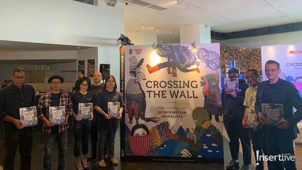 Buku tentang seniman mural Indonesia