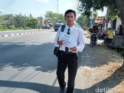 Haru! Guru Ini Jalan Kaki Boyolali-Sukoharjo Usai Terima SK P3K