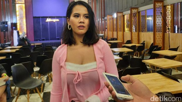 Siskaeee ditemui awak mesia usai mengisi acara Comedy Sunday di Kota Malang.