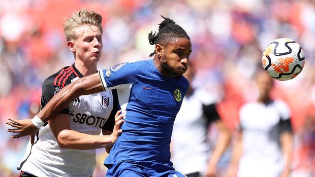 LANDOVER, MARYLAND - JULY 30: Christopher Nkunku of Chelsea is challenged by Luc De Fougerolles of Fulham during the Premier League Summer Series match between Chelsea FC and Fulham FC at FedExField on July 30, 2023 in Landover, Maryland.   Tim Nwachukwu/Getty Images/AFP (Photo by Tim Nwachukwu / GETTY IMAGES NORTH AMERICA / Getty Images via AFP)
