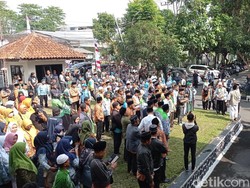 Guru Madrasah Tasikmalaya Protes Aturan ASN Cuma Kerja 5 Hari