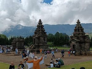 Dieng Membeku! 6 Hari Berturut-turut Fenomena Embun Es di Candi Arjuna Dieng Membeku! 6 Hari Berturut-turut Fenomena Embun Es di Candi Arjuna