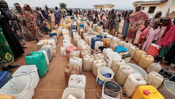 Potret Pilu Pengungsi Sudan Antre Air Bersih