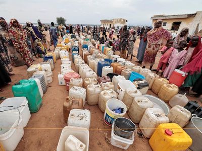 Potret Pilu Pengungsi Sudan Antre Air Bersih