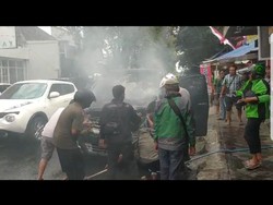 Alphard Ditumpangi Kakek dan Cucu Ludes Terbakar di Jember