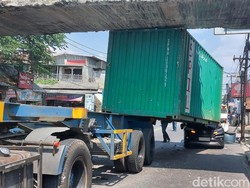 Truk Tersangkut Jembatan di Bogor, Kontainer Timpa Mobil di Belakangnya