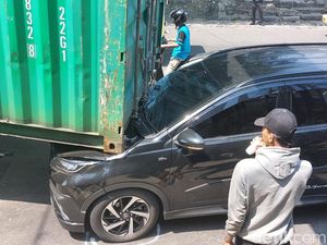 Mobil Tertimpa Truk Nyangkut Jembatan Bogor Berisi Pasutri, Istri Terluka