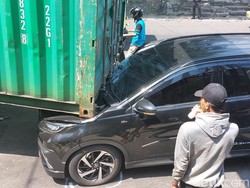 9 Fakta Truk Nyangkut Jembatan di Bogor hingga Timpa Mobil Pasutri